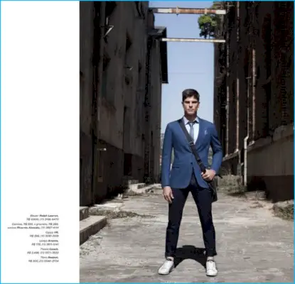 El modelo Evandro Soldati está al frente y al centro con un blazer azul de Ralph Lauren y prendas elegantes separadas de otras marcas.