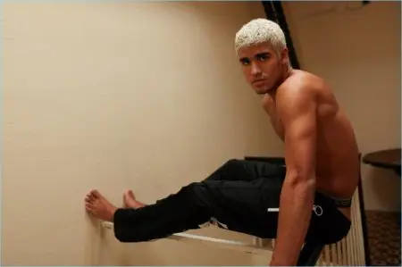 Pietro Baltazar igra glavno vlogo v zgodbi za Iris Covet Book.