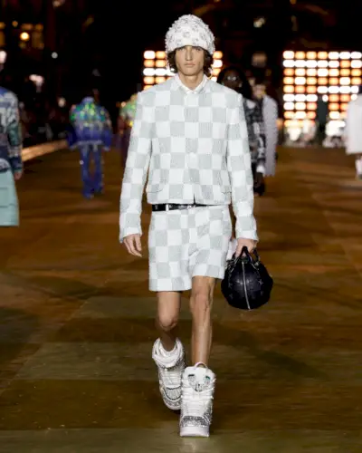 Louis Vuitton eksperimenterer med varierende proportioner og skalaer for sine forår-sommer 2024-mænd