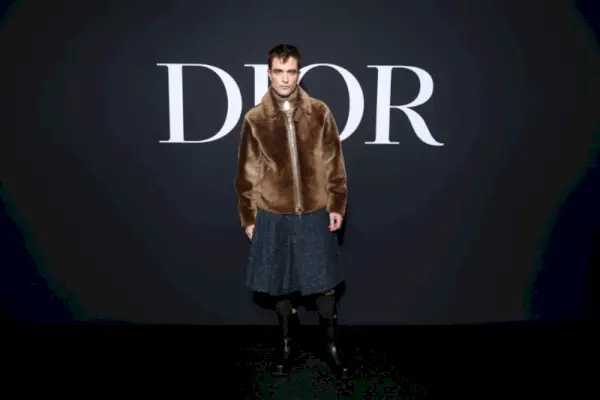 ロバート・パティンソン スカート ディオール メンズ キルト パリ ファッション ウィーク 2023