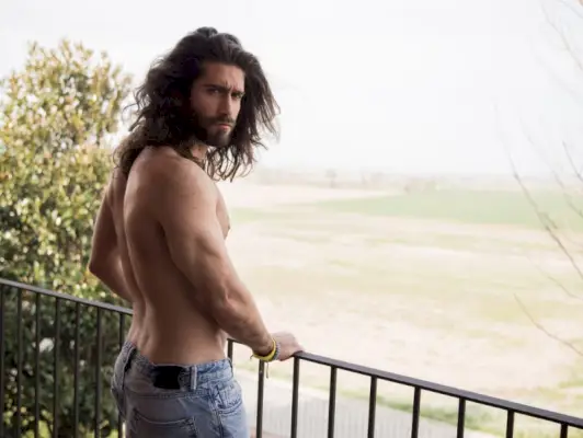 男性モデルロングヘア