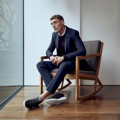 Aubrey O'Mahony sprejema eleganten jesenski slog v Ted Baker London