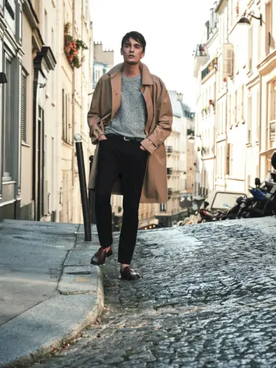 Alain-Fabien Delon, ktorý vyšiel von do parížskych ulíc, má na sebe trenčkot a ďalšie veci od značky Mango Man.