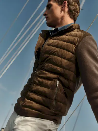 Julian Schneyder, ki se poleti ponovno združuje z Massimom Duttijem, obleče jakno iz semiša in srajco iz jeansa z ozkimi hlačami z učinkom denima.