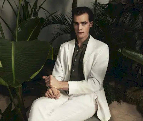 פארקר ואן נורד בולט בחליפה לבנה שיקית מבית Massimo Dutti