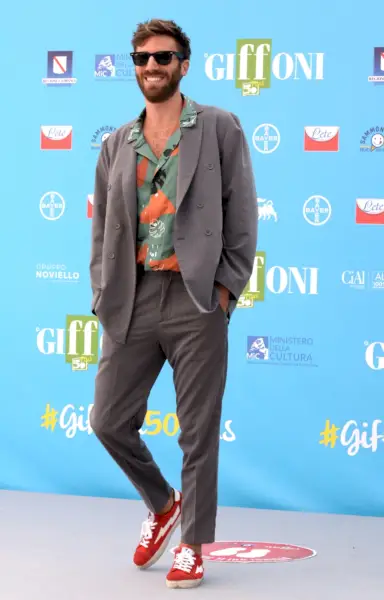 ニコロ・デ・デヴィティス ダブルブレスト スーツ キューバ襟 シャツ レッド スニーカー