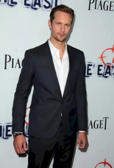 アレクサンダー・スカルスガルド ボタンを外したシャツスーツ ノーネクタイ 2013