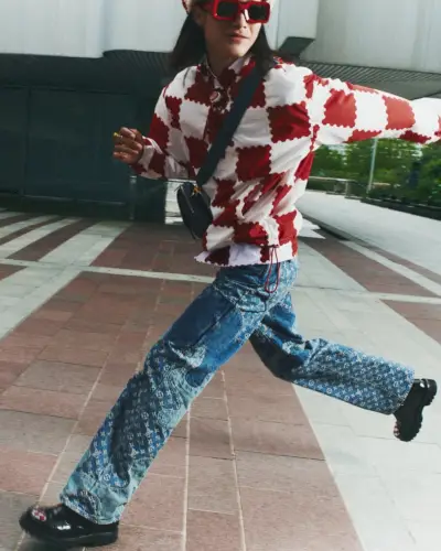 미소 가득한 Branko Roegiest는 Louis Vuitton x NIGO 컬렉션의 대담한 제품을 착용합니다.