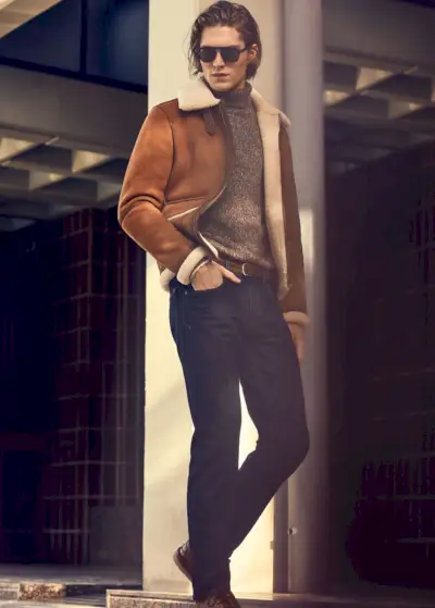 スエードのケースを作成するボイド ゲイツは、Mango の茶色のジャケットをモデルにしています。