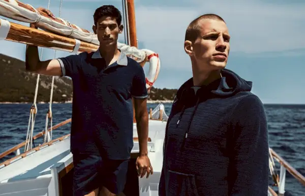 Manekenki Pranav Bhargav in Augusta Alexander sprejemata jesenski stil znamke Orlebar Brown.