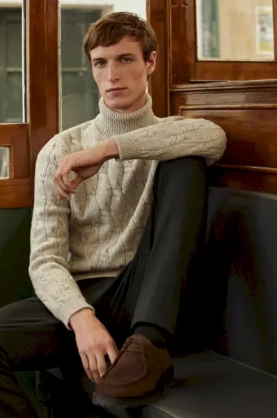 În față și în centru, Egon Van Praet modelează un pulover Massimo Dutti din tricot cablu cu pantaloni.