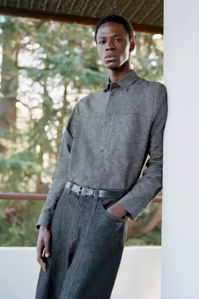 Foran og i midten blander Cherif Douamba nuancer af grå.