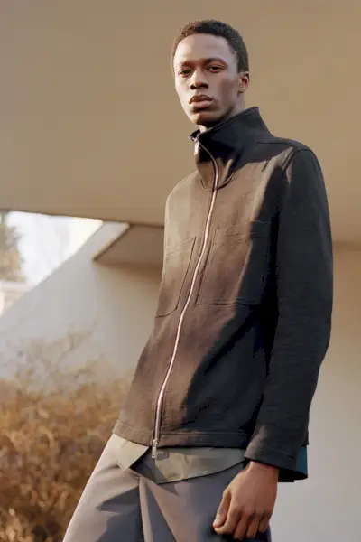 Model Cherif Douamba fremviser forår-sommer 2020 styles fra COS.