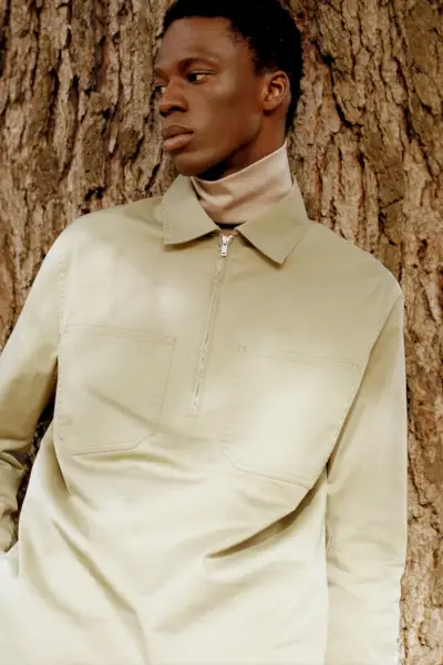 COS får Cherif Douamba til at modellere udvalgte stykker fra sin forår-sommer 2020-kollektion.