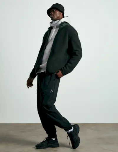 Jean-Jacques Okaingi sport Heat Up Tech-lagen van H&M.