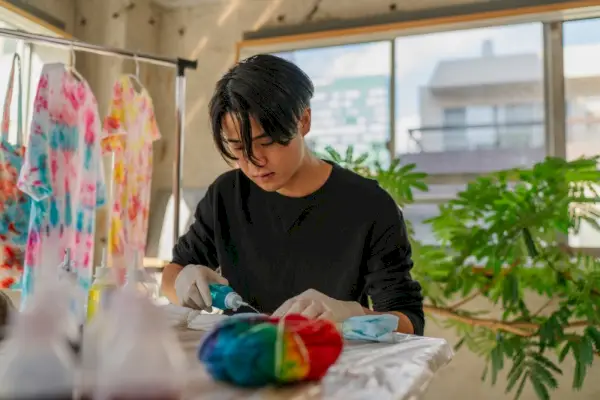 Mann macht Tie-Dye-Shirt