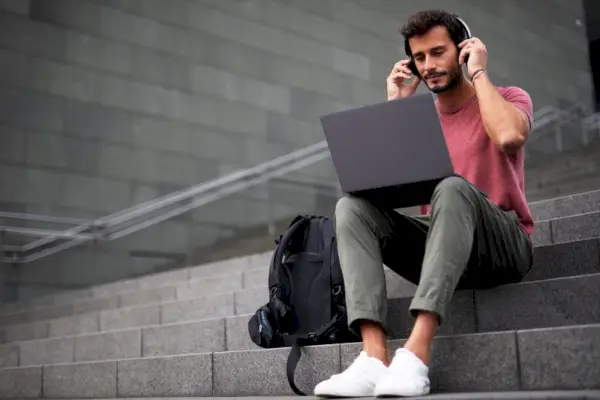 Mann, Laptop, Weiße Turnschuhe, Außerhalb, Laptop