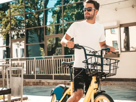 Herren-Fahrrad-Sommer-Stil, Denim-Shorts, geschnittene Jeans, weißes T-Shirt