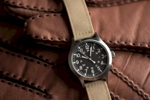 Laikrodis su drobiniu dirželiu