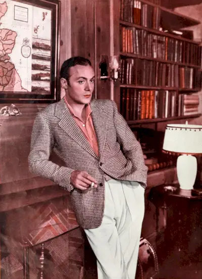 Photographié vers le 1er juillet 1936, l'acteur Charles Boyer est frappant dans un manteau sport à carreaux et un pantalon plissé.