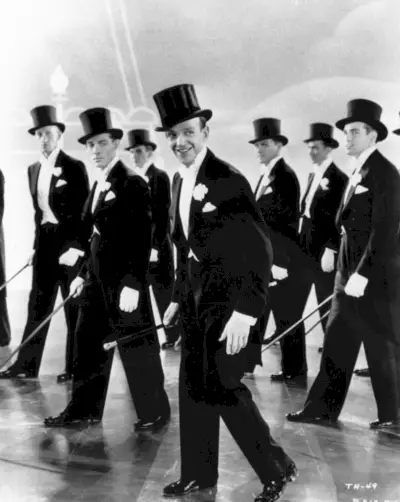 Fred Astaire porte des tenues de soirée dans le film Top Hat de 1935.