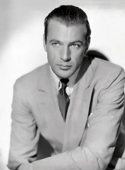 Gary Cooper porte un blazer croisé sur une photo publicitaire de 1936 pour le film Maroc.