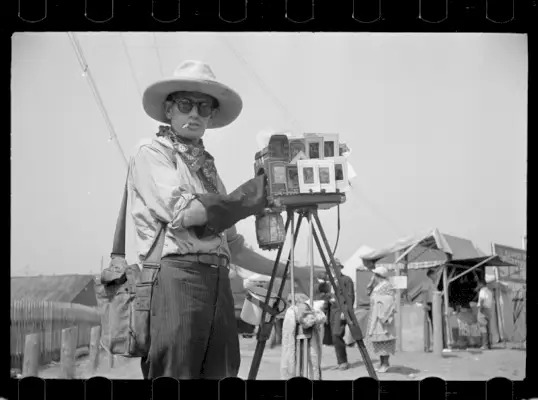 Le photographe Carl Mydans à la foire de Morrisville, Vermont, vers août 1936.