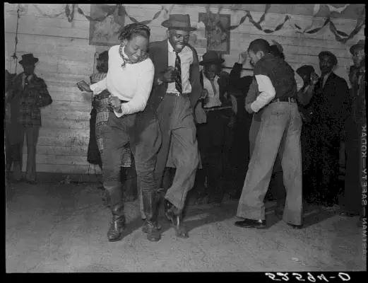 Les habitants passent un samedi soir à faire du Jitterbugging à Clarksdale, dans le Mississippi, vers novembre 1939.