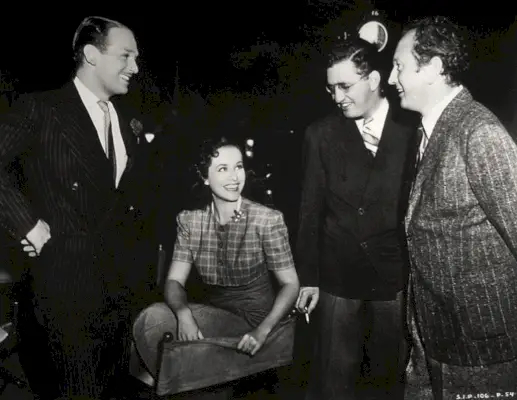 Douglas Fairbanks Jr., Paulette Goddard, David O. Selznick et Richard Wallace sur le tournage de The Young in Heart en 1938.