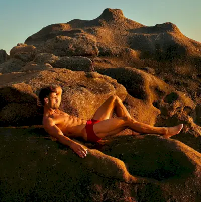 Chad Hvid skjorteløs rød badedragt Ron Dorff Feet 2022