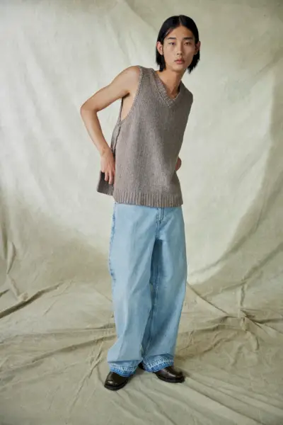 Taemin Park kanaliserar nittiotalets stil och bär en tröjaväst och lätttvättade jeans från kapselkollektionen Our Legacy x Mytheresa.