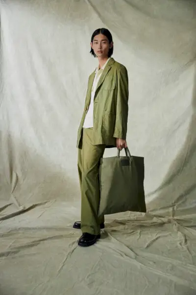 Framtill och i mitten modellerar Taemin Park en mjuk skräddarsydd look från kapselkollektionen Our Legacy x Mytheresa.