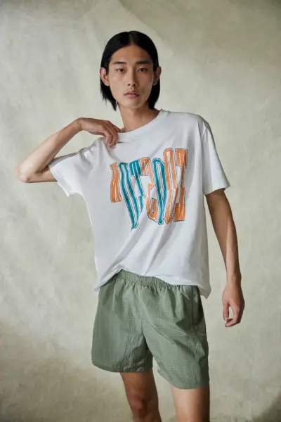 Taemin Park har en grafisk t-shirt med shorts från kapselkollektionen Our Legacy x Mytheresa.