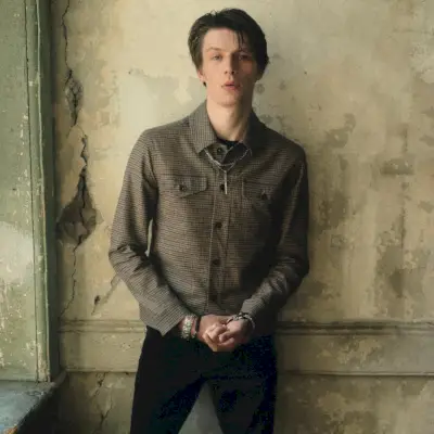 Finnlay Davis modela a jaqueta trucker John Varvatos Evans.