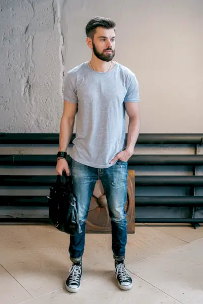 Man Grå T-shirt Denim Jeans Converse High Top Sneakers