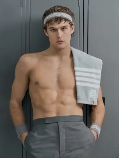 Conor Fay는 Thom Browne x Nordstrom Concepts 009 컬렉션의 운동 장비로 운동 준비를 마쳤습니다.