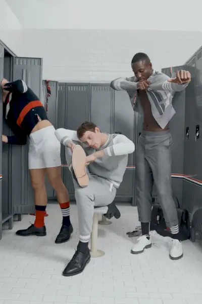 회색 음영을 수용한 Conor Fay, Rocky Harwood 및 Charles Oduro는 Thom Browne x Nordstrom Concepts 009 컬렉션의 룩을 착용합니다.