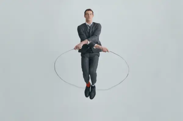 Thom Browne x Nordstrom Concepts 009 컬렉션의 날카로운 회색 수트를 입은 Rocky Harwood 줄넘기.