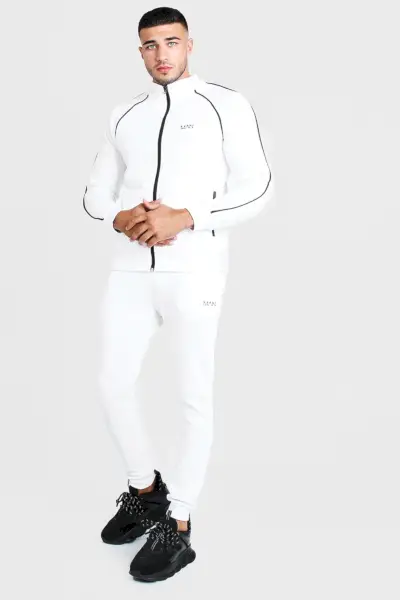 白いトラックスーツを着て、トミー・フューリーがブーフーマンとリンクします。