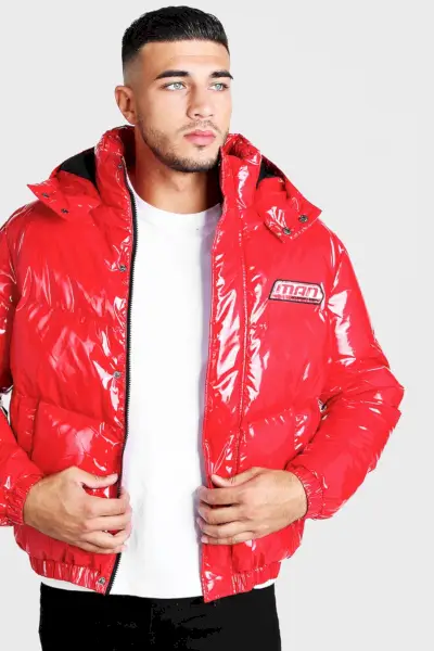 Love Island ファイナリストの Tommy Fury は、BOOHOOMAN の赤い中綿ジャケットを着ています。