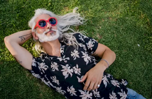 Modes vīriešu vairāk nekā 50 gadu krekls ar apdruku