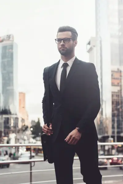 Schwarzer klassischer Anzug