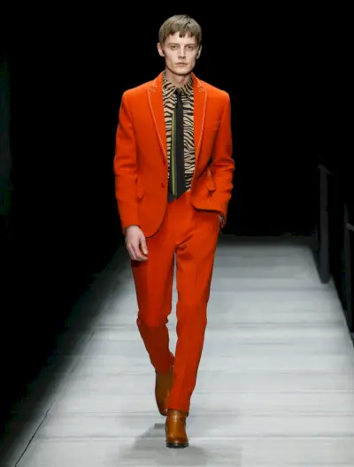 Designer-Anzug auf dem Laufsteg