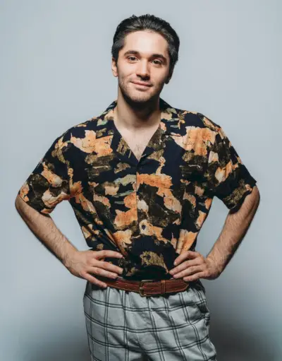 Fantasia masculina inspirada nos anos 80, manga curta, camisa estampada, calças xadrez