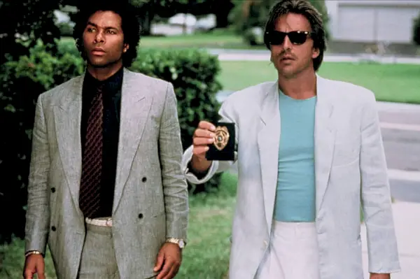 Os atores Philip Michael Thomas e Don Johnson interpretam o detetive Ricardo Rico Tubbs e o detetive James Sonny Crockett na icônica série de televisão dos anos 80, Miami Vice.