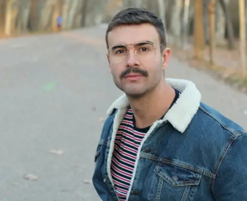 Roupa inspirada nos anos 80 masculina jaqueta jeans listrada óculos aviador