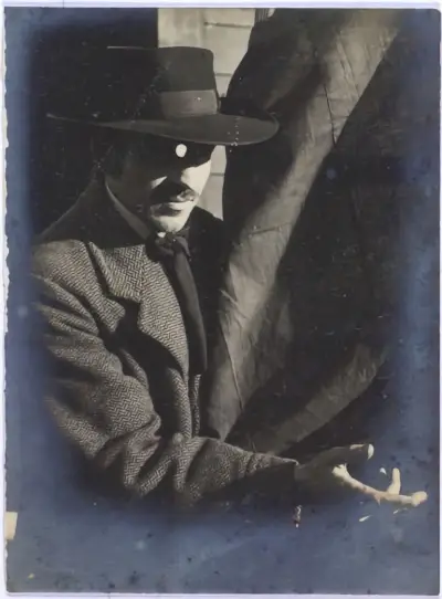 アーティストのフラン・クレメンチッチは、1920 年代のギャンブラー帽子をかぶっています。