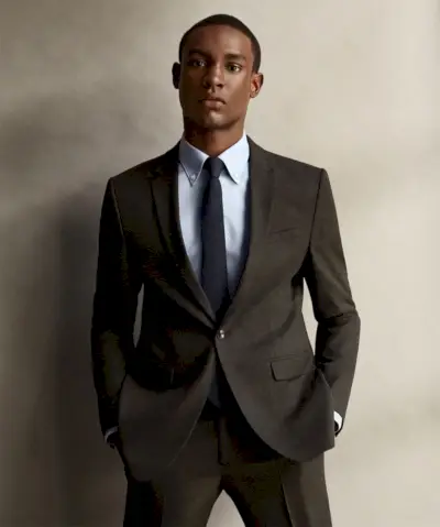 Al frente y al centro, Victor Ndigwe luce un traje de lana de Zara.