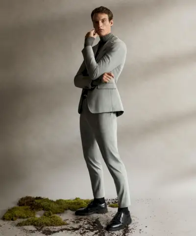 Rocky Harwood luce un traje gris claro de Zara.