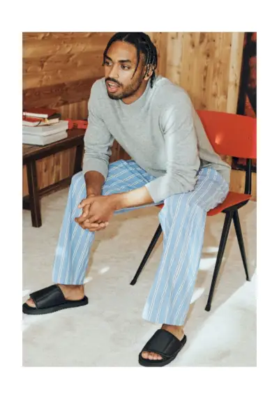 Jim Garbis lleva un jersey de lana merino de H&M con pantalones de pijama de algodón y zapatillas.